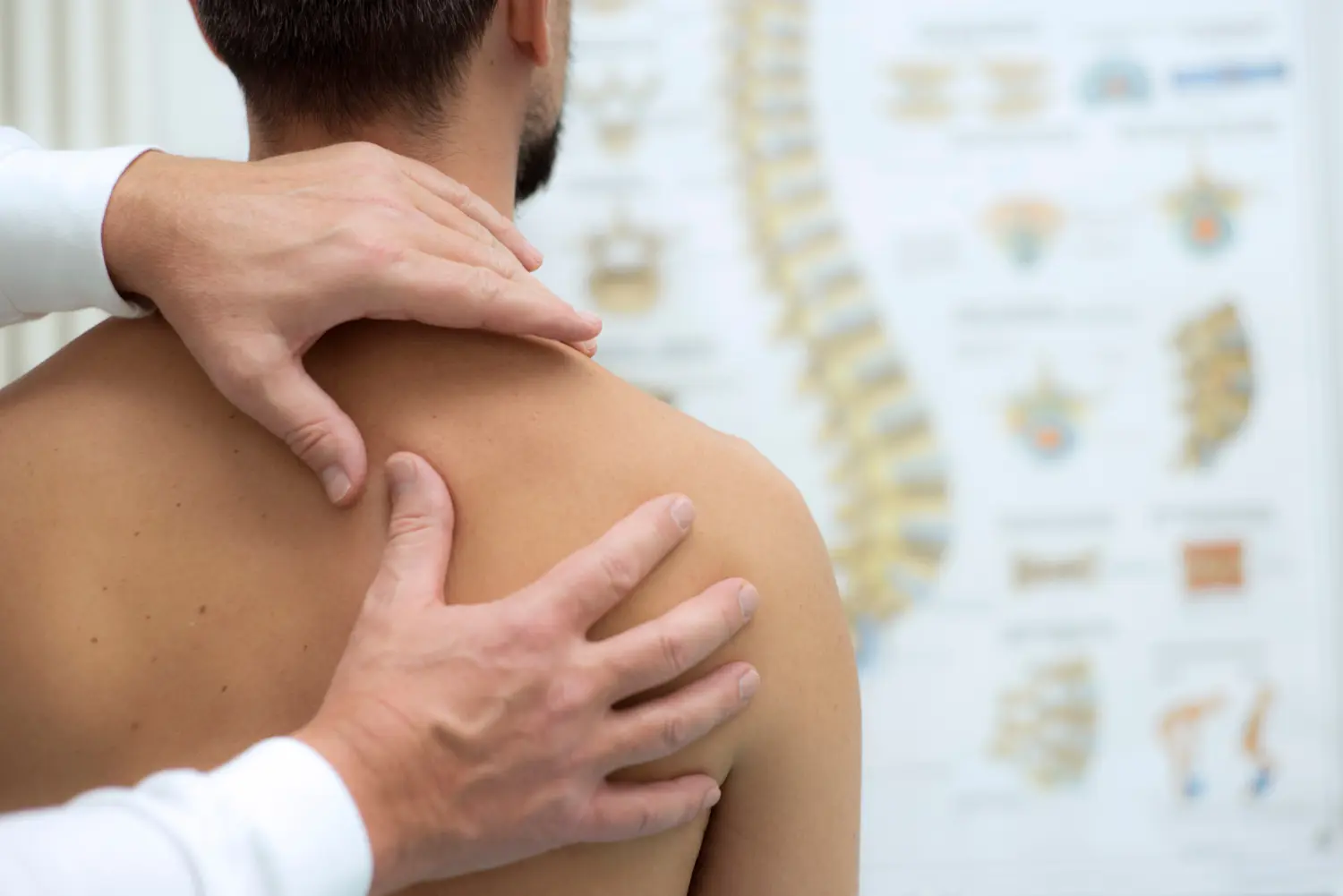 Medizinische Untersuchung an der Schulter in einem Physiotherapiezentrum